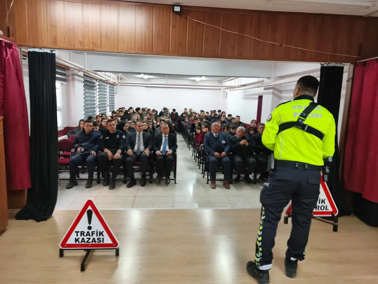Saimbeyli'de Öğrencilere Sanal Bahis ve Trafik Güvenliği Eğitimi Saimbeyli'de Öğrencilere Sanal Bahis ve Trafik Güvenliği Eğitimi
