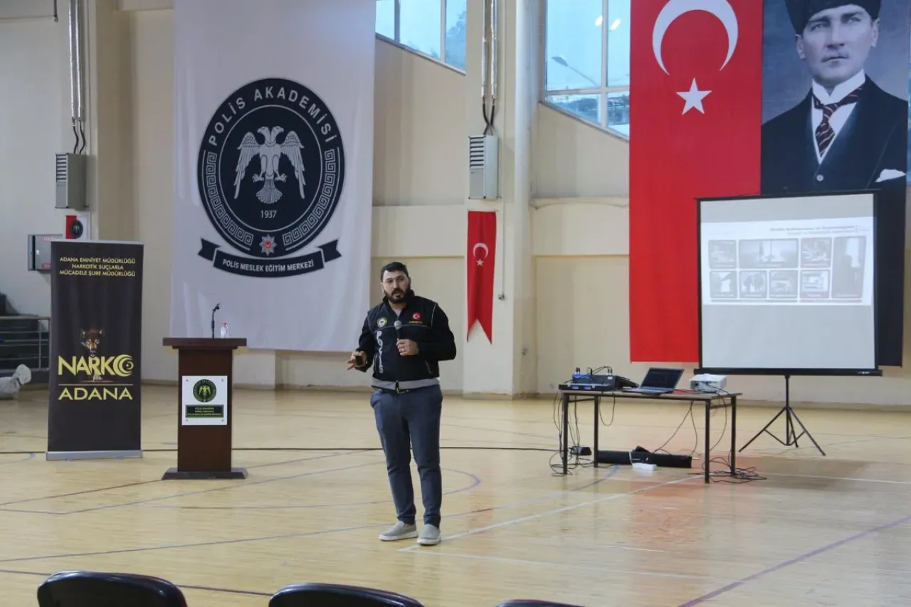 Adana'da Polis Adaylarına Uyuşturucuyla Mücadelede Teknoloji Eğitimi Adana'da Polis Adaylarına Uyuşturucuyla Mücadelede Teknoloji Eğitimi