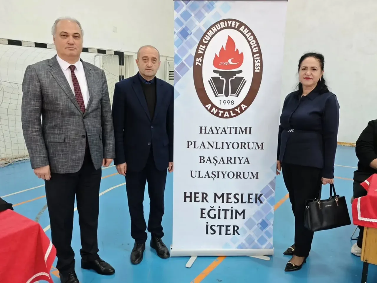 Muratpaşa'da Öğrenciler Geleceklerini 19 Farklı Meslekle Buluşturdu Muratpaşa'da Öğrenciler Geleceklerini 19 Farklı Meslekle Buluşturdu
