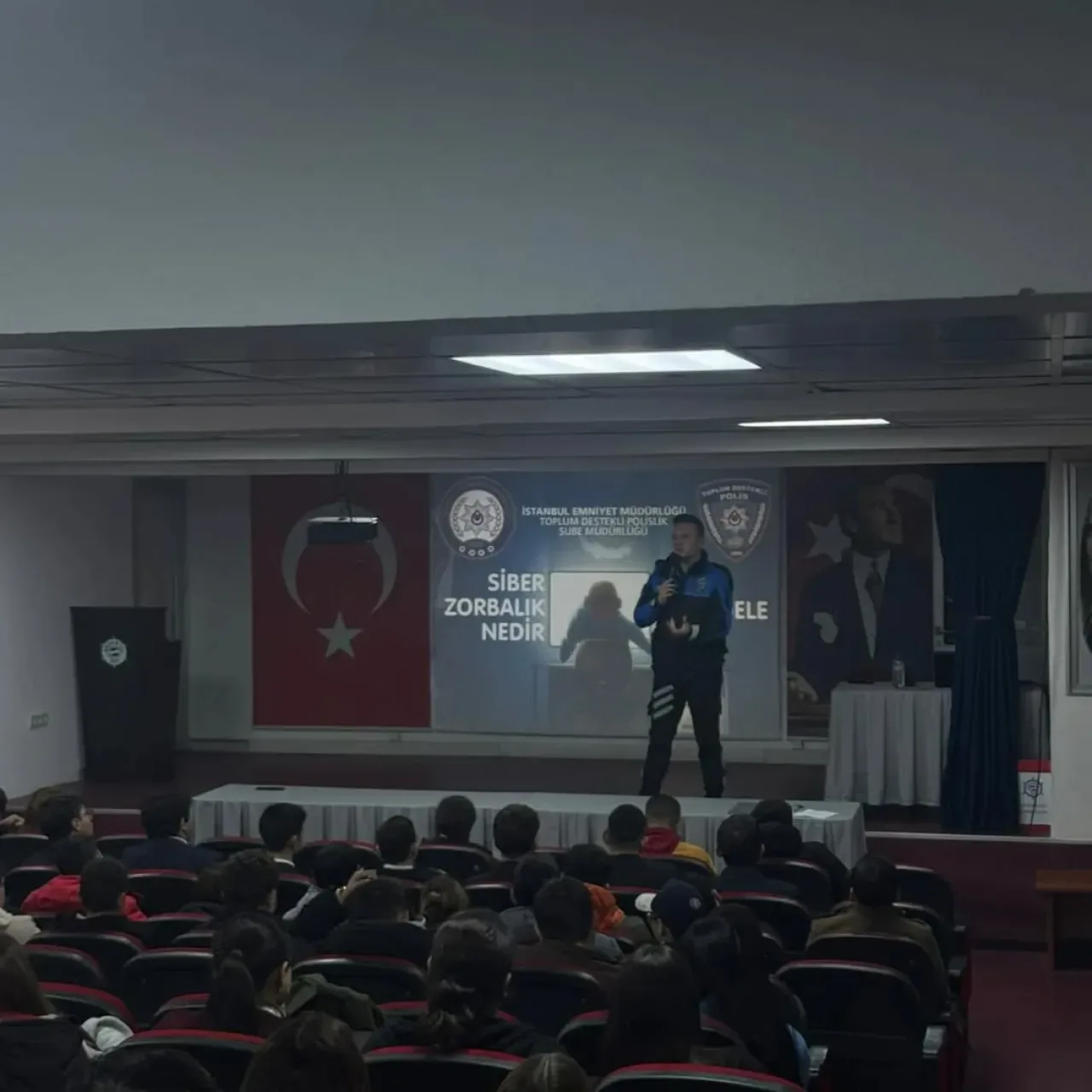 Beykoz'da Öğrenciler Siber Zorbalık ve Güvenli İnternet Konusunda Bilinçlendirildi Beykoz'da Öğrenciler Siber Zorbalık ve Güvenli İnternet Konusunda Bilinçlendirildi