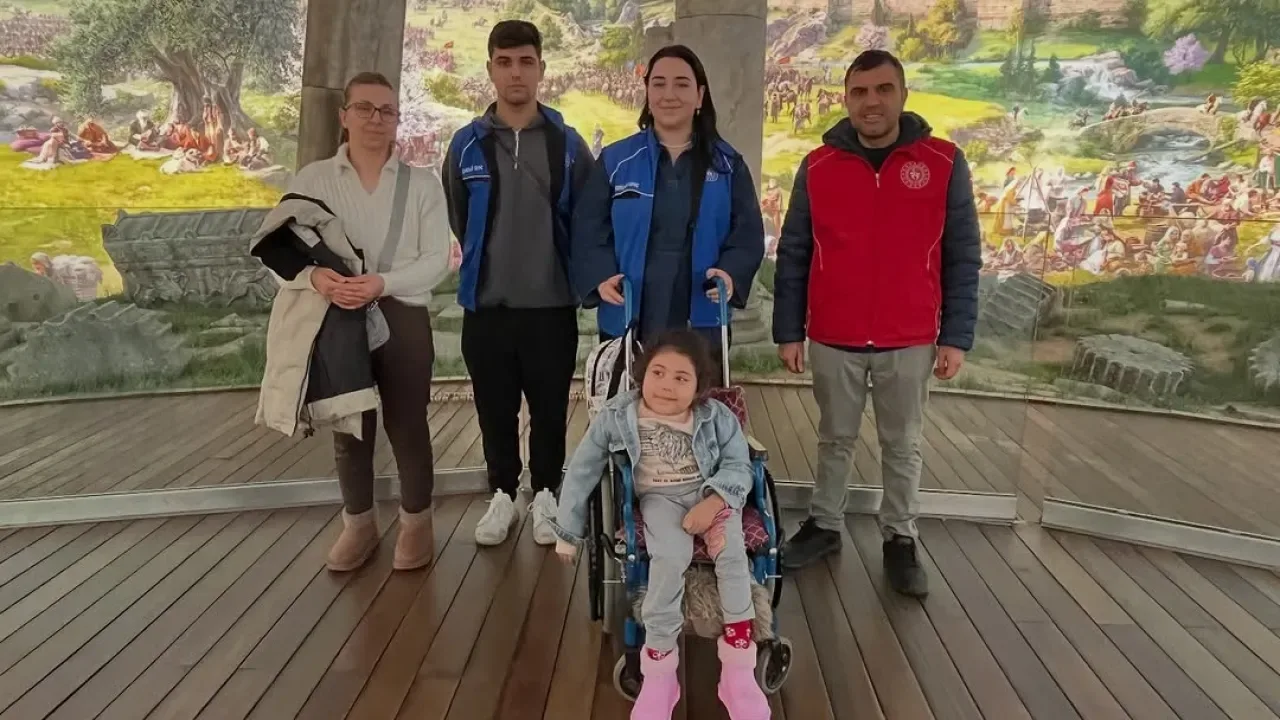 Bursa'da Özel Gereksinimli Öğrenciler Tarihe Empatiyle Dokundu Bursa'da Özel Gereksinimli Öğrenciler Tarihe Empatiyle Dokundu