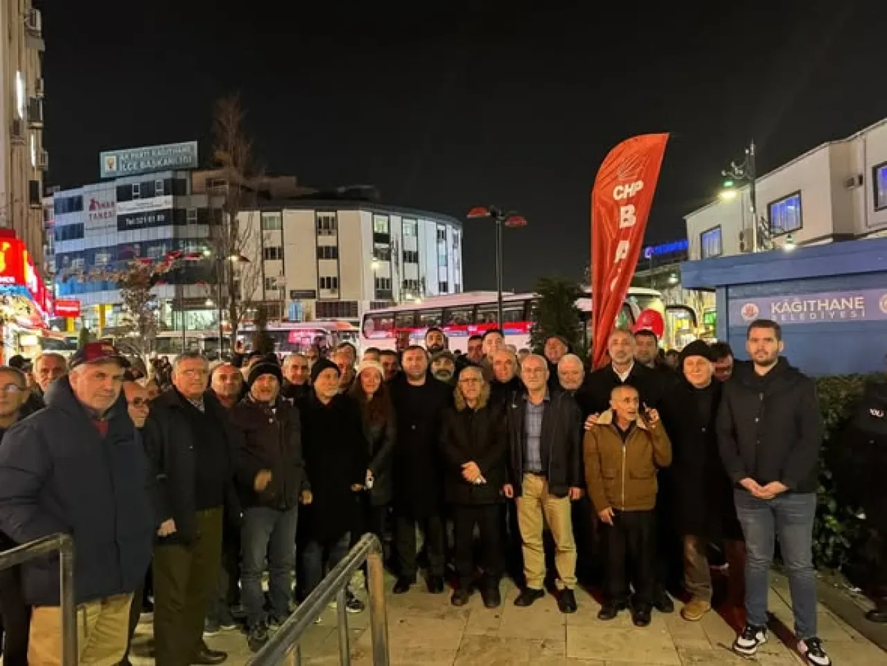 İmamoğlu ve Yol Arkadaşlarına Yönelik Tutuklamalar Kağıthane'de Protesto Edildi İmamoğlu ve Yol Arkadaşlarına Yönelik Tutuklamalar Kağıthane'de Protesto Edildi