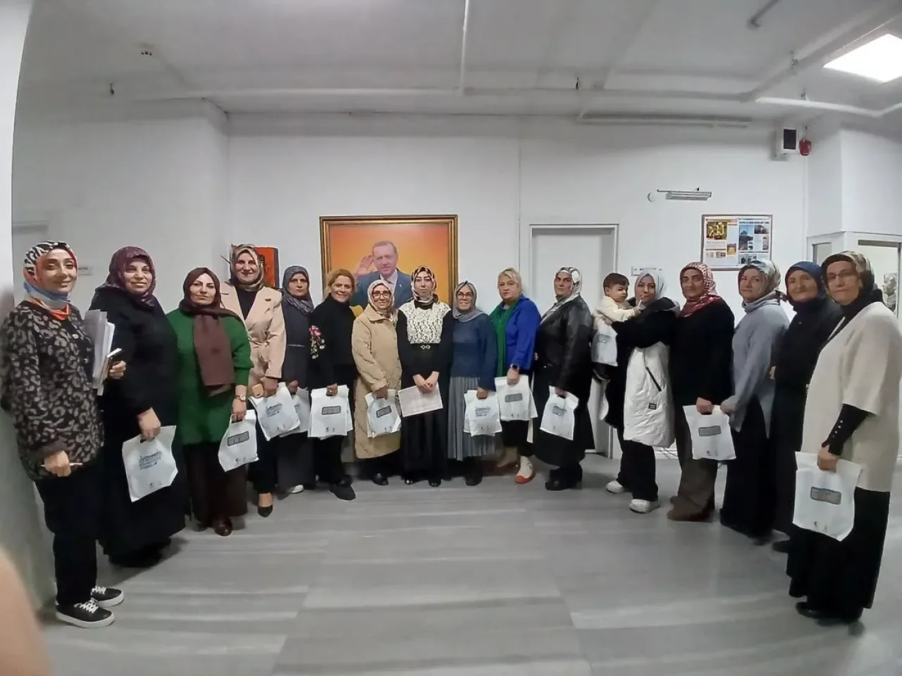 AK Parti Avcılar Kadın Kolları, Sahada Vatandaşla İç İçe AK Parti Avcılar Kadın Kolları, Sahada Vatandaşla İç İçe