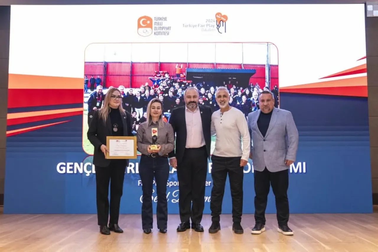 Gençlerbirliği Kadın Futbol Takımı'na Fair Play'den Büyük Onur Gençlerbirliği Kadın Futbol Takımı'na Fair Play'den Büyük Onur