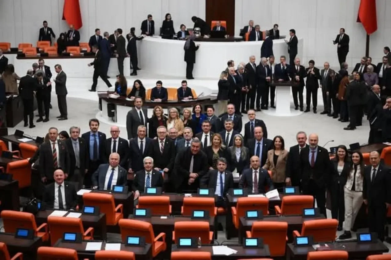 CHP'li Aşkın Genç'ten '11. Yargı Paketi' Değerlendirmesi: "Gerçek Adalet Reformu Paketlerle Olmaz" CHP'li Aşkın Genç'ten '11. Yargı Paketi' Değerlendirmesi: "Gerçek Adalet Reformu Paketlerle Olmaz"