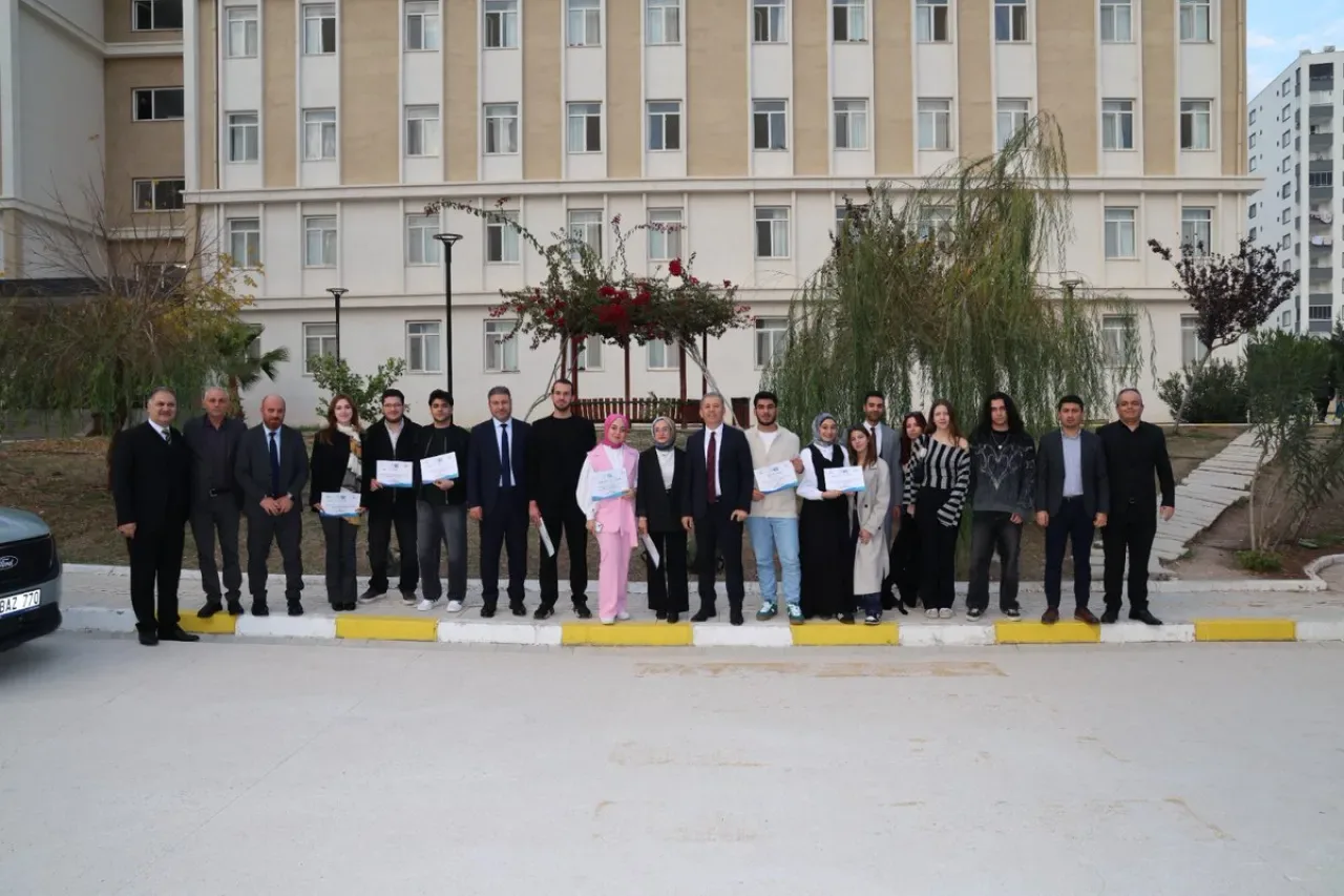 Adana'da Kut'ül Amare Yurdu'nda Akademik Başarı Sertifikalandı Adana'da Kut'ül Amare Yurdu'nda Akademik Başarı Sertifikalandı