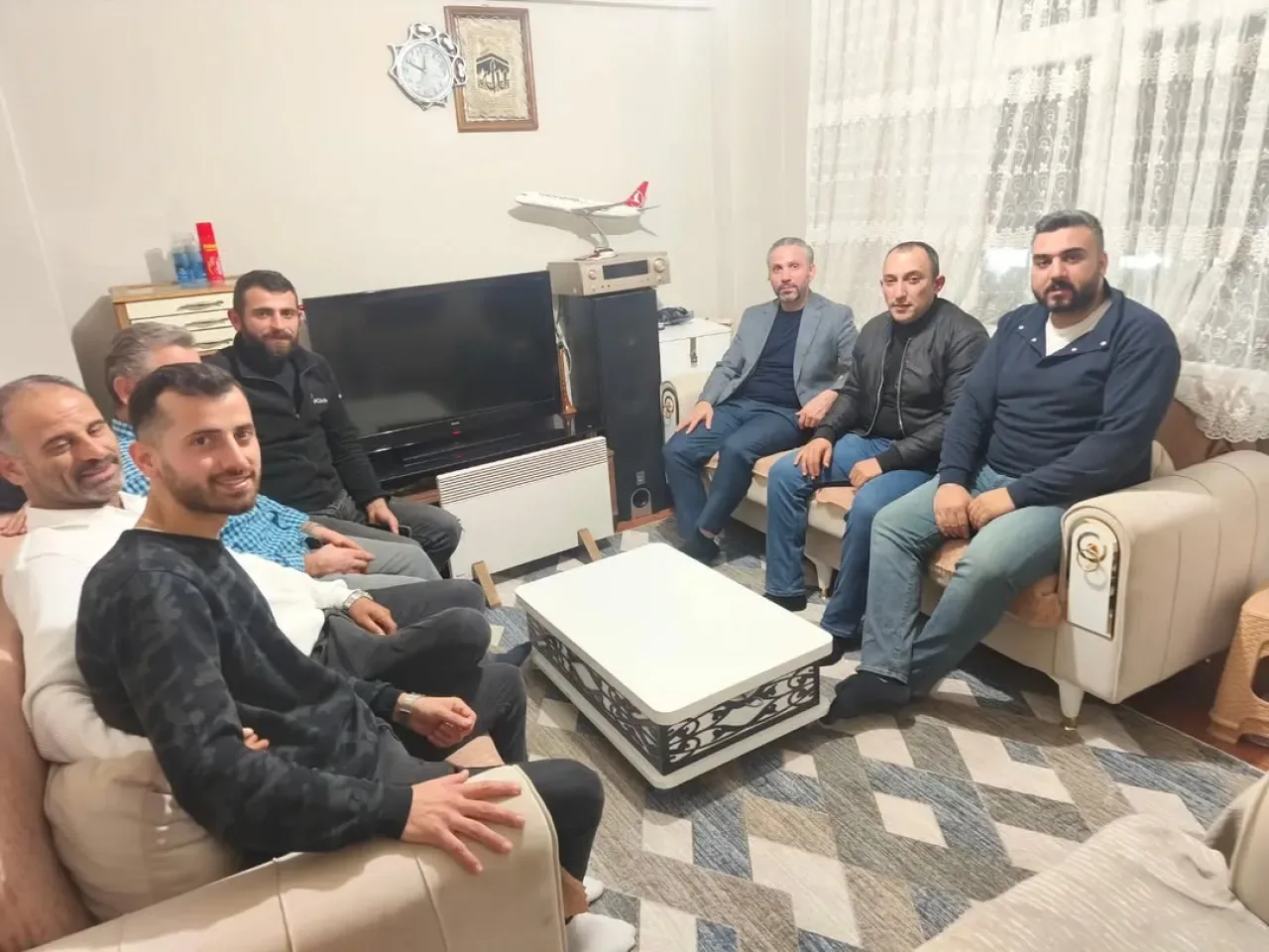 MHP Avcılar'dan Komşu Ziyareti: Bahçeli'nin Selamları Aileye Ulaştı MHP Avcılar'dan Komşu Ziyareti: Bahçeli'nin Selamları Aileye Ulaştı