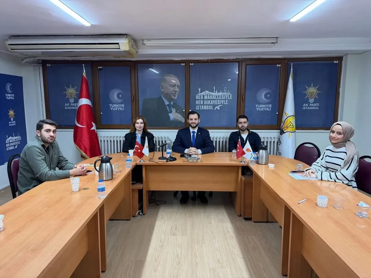 AK Parti Kadıköy Gençlik Kolları'ndan Verimli Toplantı AK Parti Kadıköy Gençlik Kolları'ndan Verimli Toplantı