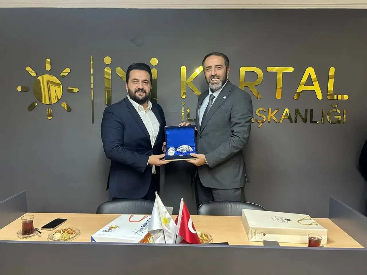AK Parti ve İYİ Parti Kartal İlçe Başkanlıkları Arasında Nezaket Ziyareti AK Parti ve İYİ Parti Kartal İlçe Başkanlıkları Arasında Nezaket Ziyareti