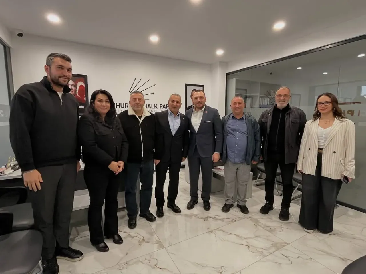 CHP Kartal İlçe Başkanlığı'nda İstişare ve Esnaf Ziyareti CHP Kartal İlçe Başkanlığı'nda İstişare ve Esnaf Ziyareti