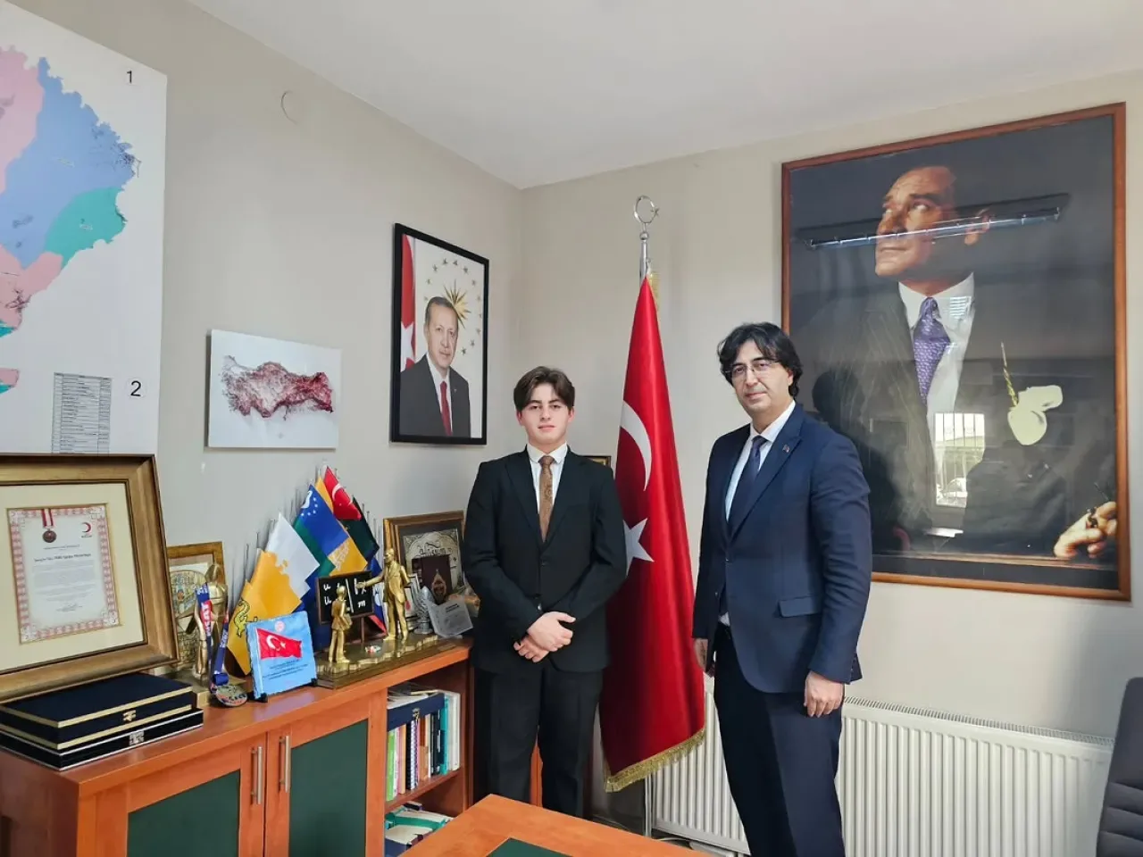 Sarıyer'de Öğrenci Meclisi Başkanından Eğitim Müdürüne Anlamlı Ziyaret Sarıyer'de Öğrenci Meclisi Başkanından Eğitim Müdürüne Anlamlı Ziyaret