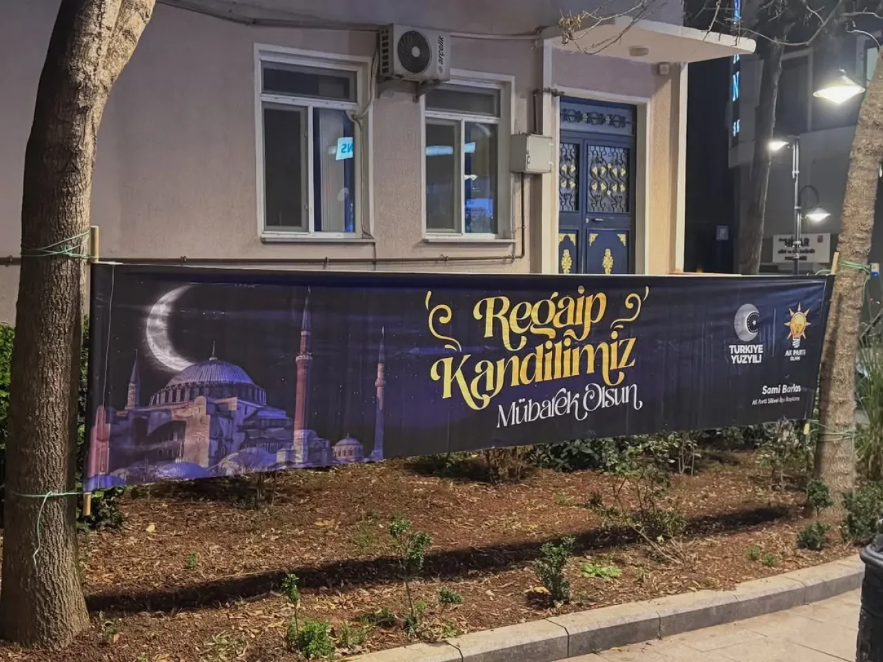 Silivri'de Regaip Kandili Mesajları Pankartlarla Duyuruldu Silivri'de Regaip Kandili Mesajları Pankartlarla Duyuruldu