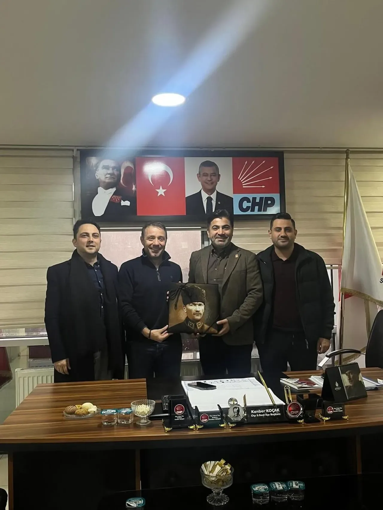 CHP'li İsmail Ekmekçi, Sultangazi'de İlçe Teşkilatı ile Bir Araya Geldi CHP'li İsmail Ekmekçi, Sultangazi'de İlçe Teşkilatı ile Bir Araya Geldi