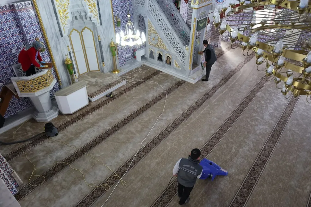 Çekmeköy'deki İbadethaneler Regaip Kandili'ne Özel Temizlikle Donatılıyor Çekmeköy'deki İbadethaneler Regaip Kandili'ne Özel Temizlikle Donatılıyor