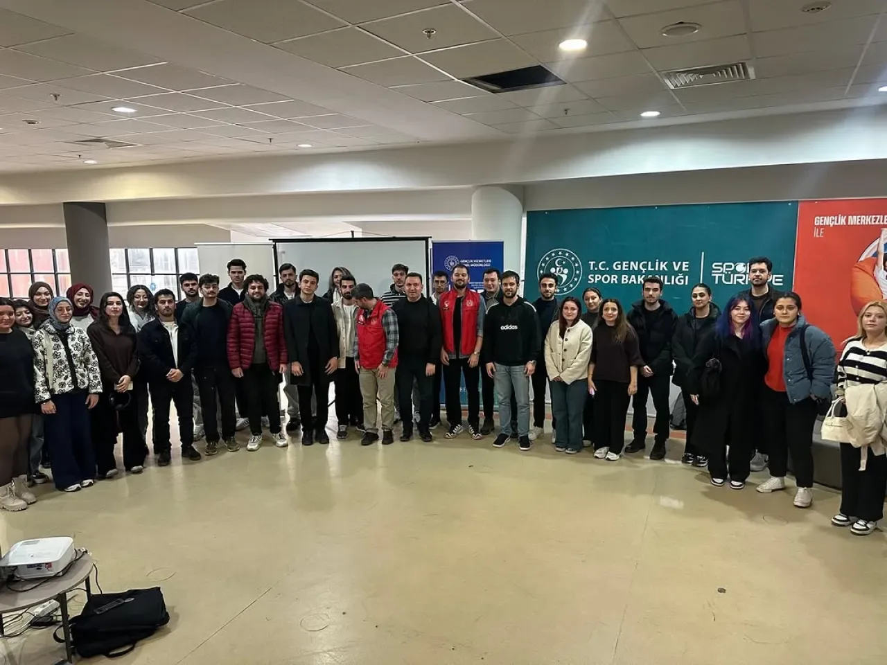 Kocaeli Üniversitesi'nde Gençlik Merkezi ve Kulüpler Arasında Güçlü İş Birliği Kocaeli Üniversitesi'nde Gençlik Merkezi ve Kulüpler Arasında Güçlü İş Birliği