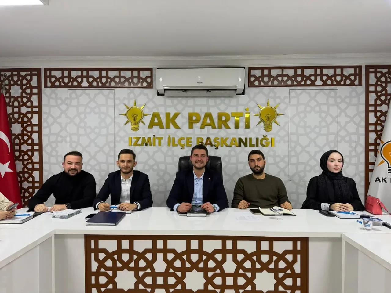 Ak Genç İzmit'te Liderlik Buluşması: Haftalık Olağan Toplantı Gerçekleştirildi Ak Genç İzmit'te Liderlik Buluşması: Haftalık Olağan Toplantı Gerçekleştirildi