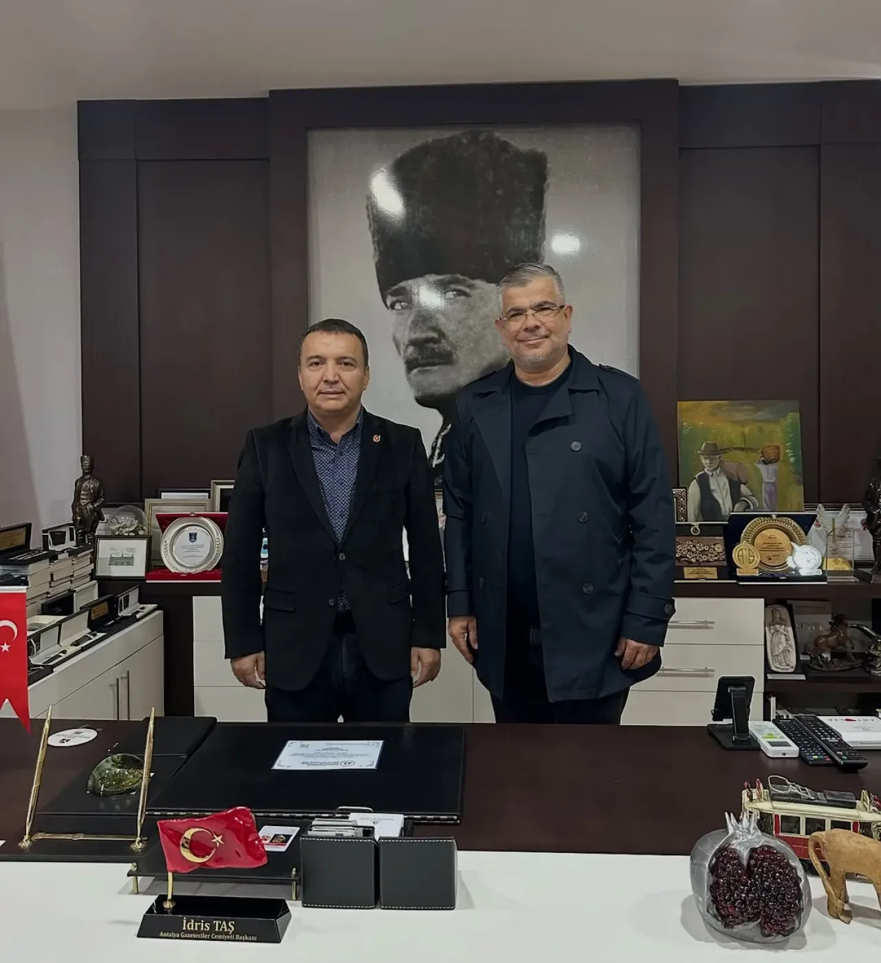 Antalya Gazeteciler Cemiyeti Başkanı'ndan Meslektaşına Anlamlı Ziyaret Antalya Gazeteciler Cemiyeti Başkanı'ndan Meslektaşına Anlamlı Ziyaret