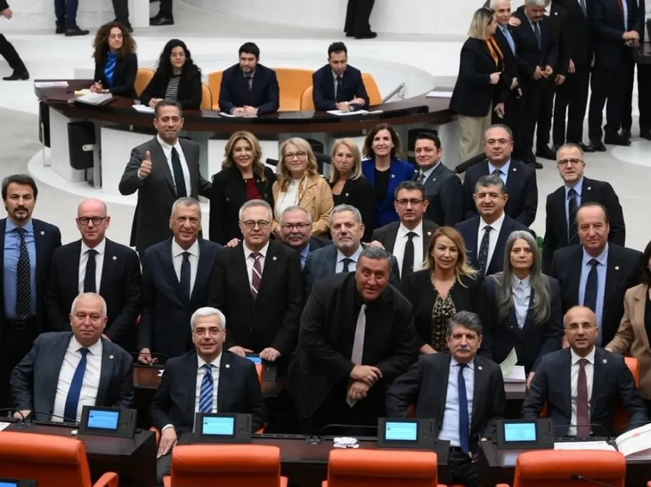 İYİ Partili Yanıkömeroğlu: Deprem Suçları ve Sansür Maddeleri Paketten Çıkarıldı İYİ Partili Yanıkömeroğlu: Deprem Suçları ve Sansür Maddeleri Paketten Çıkarıldı