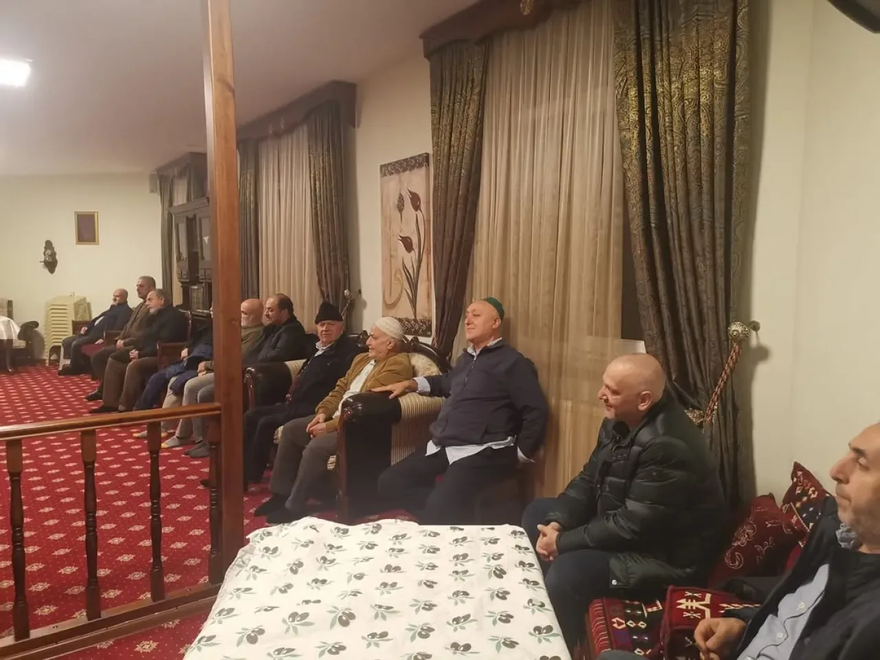 Bakırköy'deki Nakşiye Esen Camii'nde Maneviyat Dolu Sohbetler Sürüyor Bakırköy'deki Nakşiye Esen Camii'nde Maneviyat Dolu Sohbetler Sürüyor