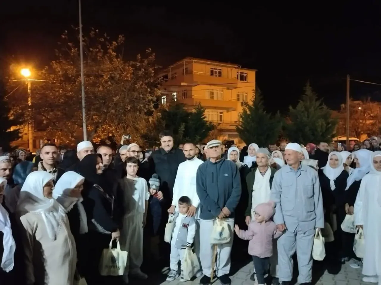 Havran'dan Umre Heyecanı: Vatandaşlar Kutsal Topraklara Uğurlandı Havran'dan Umre Heyecanı: Vatandaşlar Kutsal Topraklara Uğurlandı