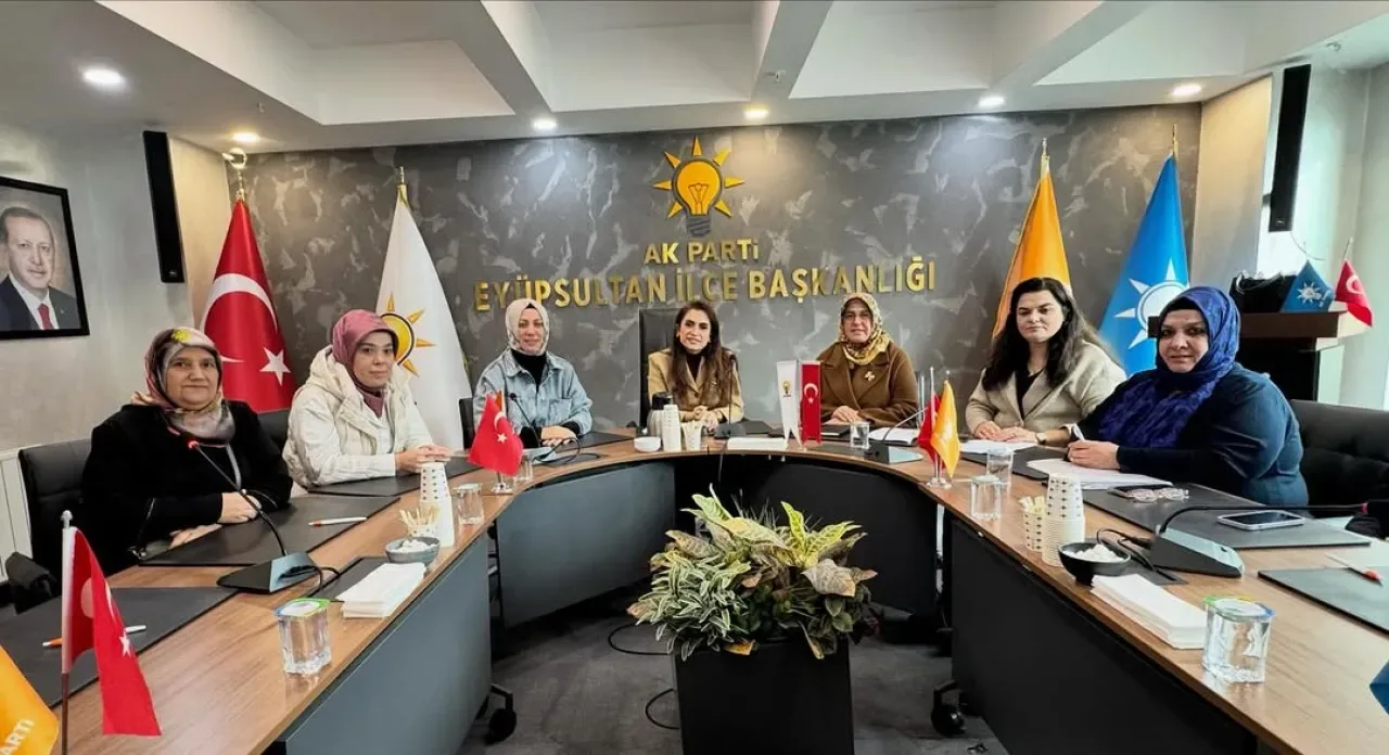 AK Parti Eyüpsultan'da Kadın Kolları Yönetimi Masaya Yattı AK Parti Eyüpsultan'da Kadın Kolları Yönetimi Masaya Yattı