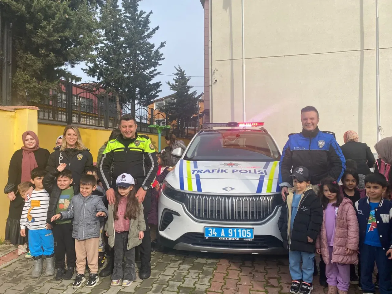Beykoz'da Minik Öğrenciler Trafik Kurallarını Polislerle Birlikte Öğrendi Beykoz'da Minik Öğrenciler Trafik Kurallarını Polislerle Birlikte Öğrendi