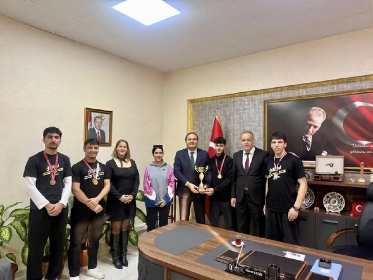 İstiklal Anadolu Lisesi'nin Bowling Başarısı Seyhan İlçe Milli Eğitim Müdürü'nün Makamında Kutlandı İstiklal Anadolu Lisesi'nin Bowling Başarısı Seyhan İlçe Milli Eğitim Müdürü'nün Makamında Kutlandı