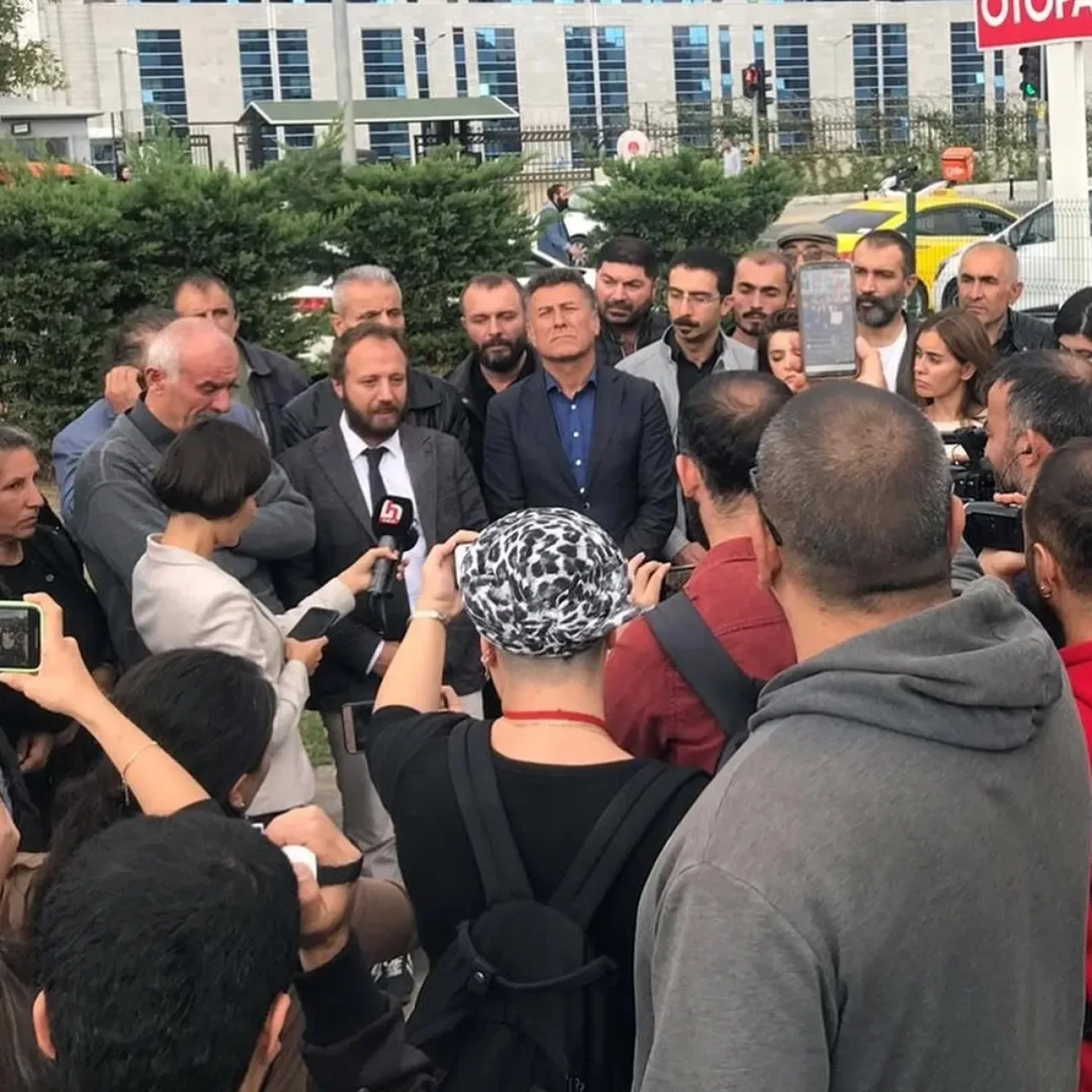 Kelepçeli Vatandaşı Ensesinden Vuran Polis Serbest: "Bu Artık Açık Bir Rejim Krizi" Kelepçeli Vatandaşı Ensesinden Vuran Polis Serbest: "Bu Artık Açık Bir Rejim Krizi"