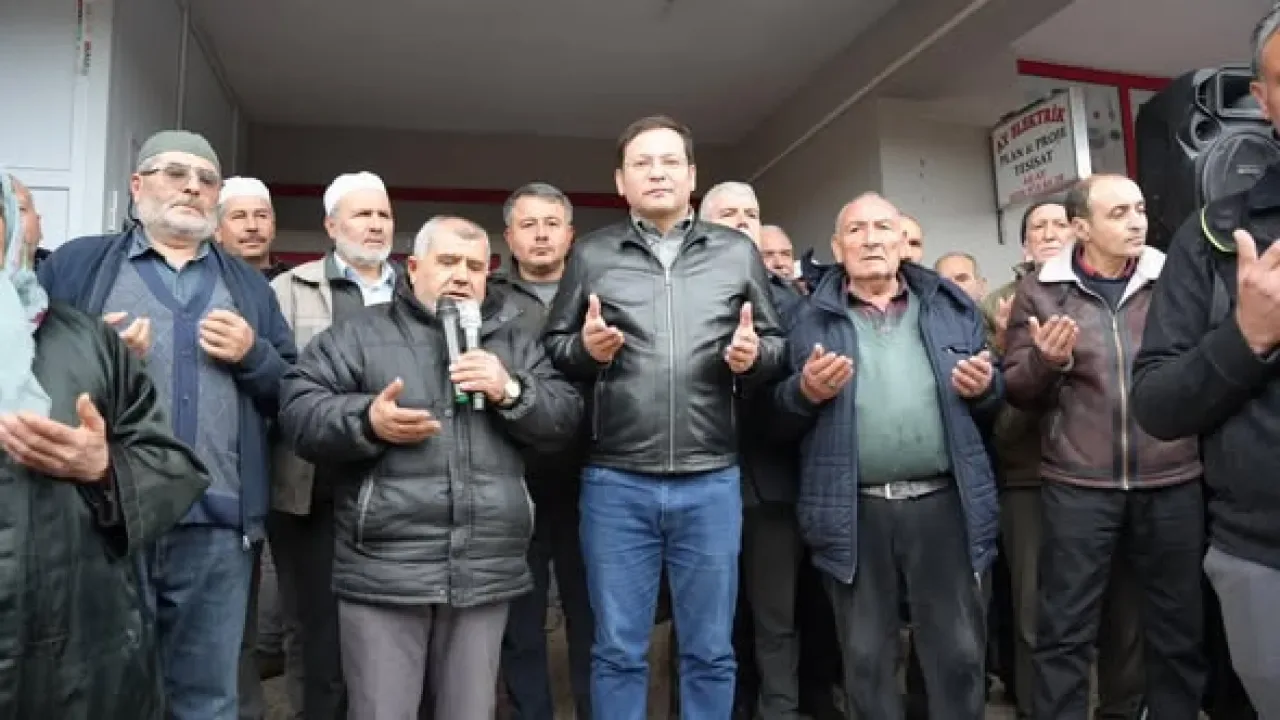 Sındırgı'da Duygusal Umre Uğurlama Töreni Sındırgı'da Duygusal Umre Uğurlama Töreni