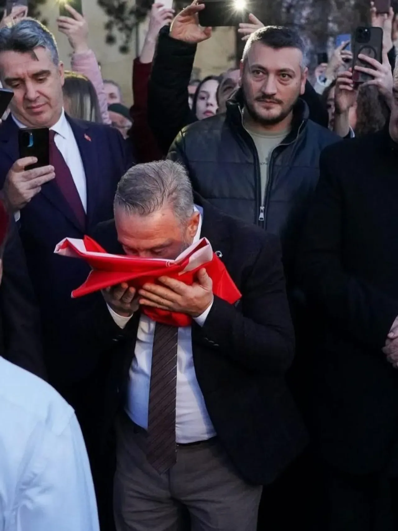 Kuzey Makedonya'nın Kırçova Belediyesi'nde Türkçe Resmi Dil Oldu, Türk Bayrağı Göndere Çekildi Kuzey Makedonya'nın Kırçova Belediyesi'nde Türkçe Resmi Dil Oldu, Türk Bayrağı Göndere Çekildi