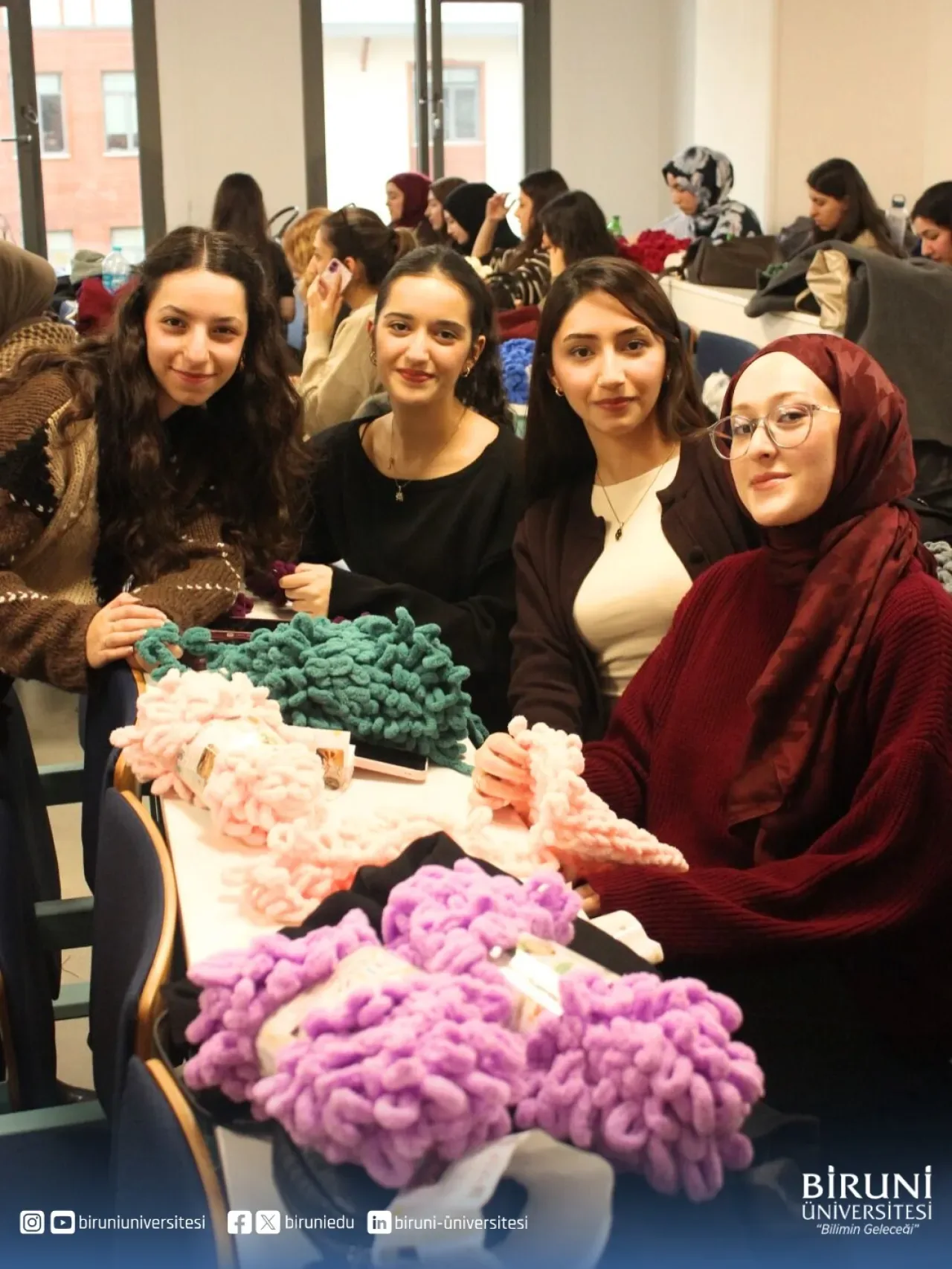 Biruni'li Öğrenciler, Köy Okullarındaki Çocuklar İçin Atkı Ördü Biruni'li Öğrenciler, Köy Okullarındaki Çocuklar İçin Atkı Ördü