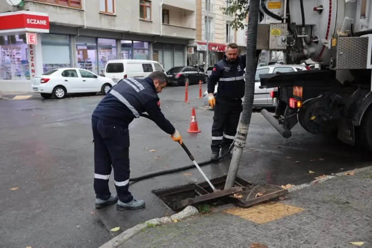 Bağcılar'da Yağış Öncesi Altyapı Temizliği: Ekipler 7/24 Sahada Bağcılar'da Yağış Öncesi Altyapı Temizliği: Ekipler 7/24 Sahada