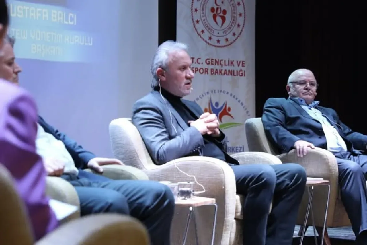 İnegöl'de Geleceğin İş Dünyasına "İş'te Başlangıç" Söyleşisiyle Işık Tutuldu İnegöl'de Geleceğin İş Dünyasına "İş'te Başlangıç" Söyleşisiyle Işık Tutuldu