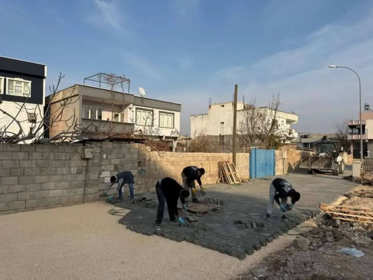 Araban'da Altyapı ve Estetik Bir Arada: Kilit Taşı Döşeme Çalışmaları Hız Kesmiyor Araban'da Altyapı ve Estetik Bir Arada: Kilit Taşı Döşeme Çalışmaları Hız Kesmiyor