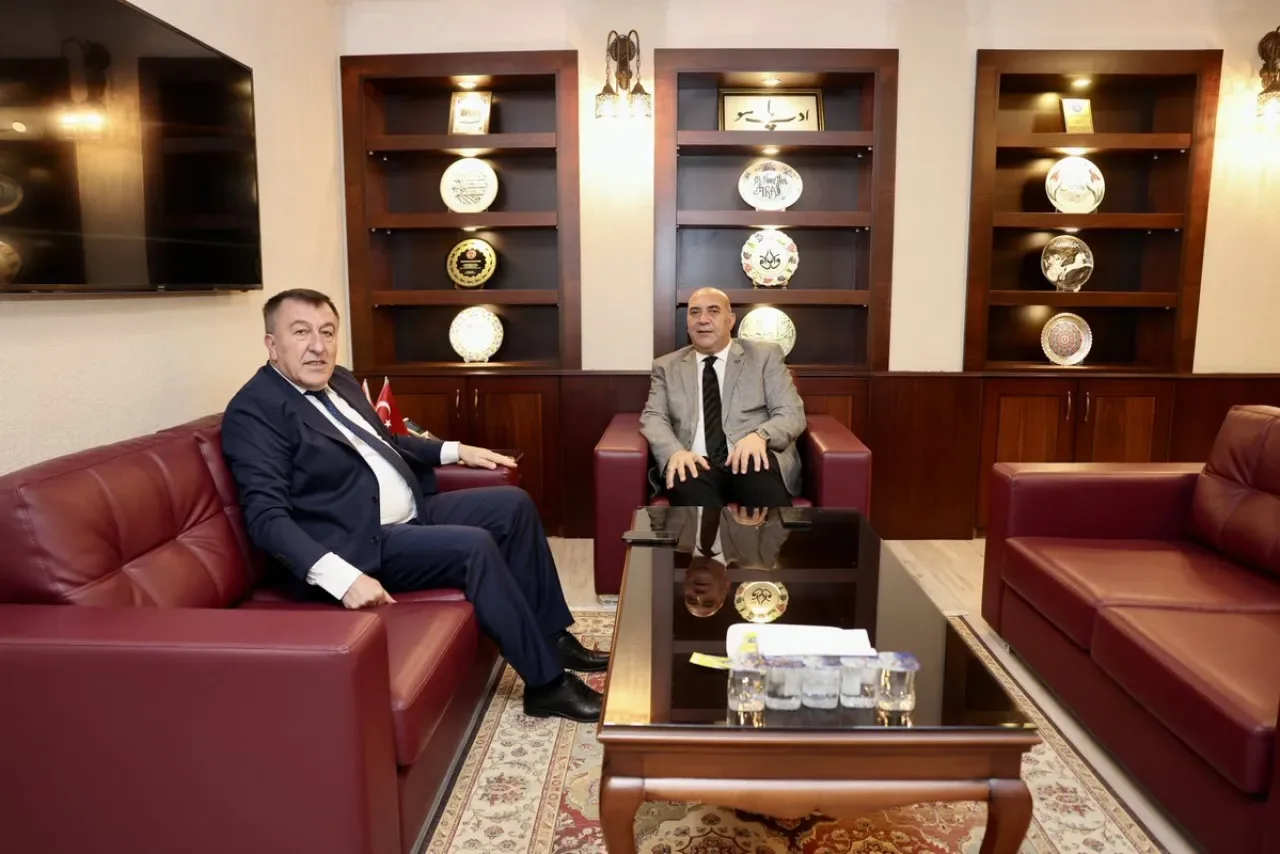 Adana'da Eğitim Alanda Üst Düzey Ziyaret: Vali Yardımcısı Öz, İl Müdürü Aras'ı Makamında Ağırladı Adana'da Eğitim Alanda Üst Düzey Ziyaret: Vali Yardımcısı Öz, İl Müdürü Aras'ı Makamında Ağırladı