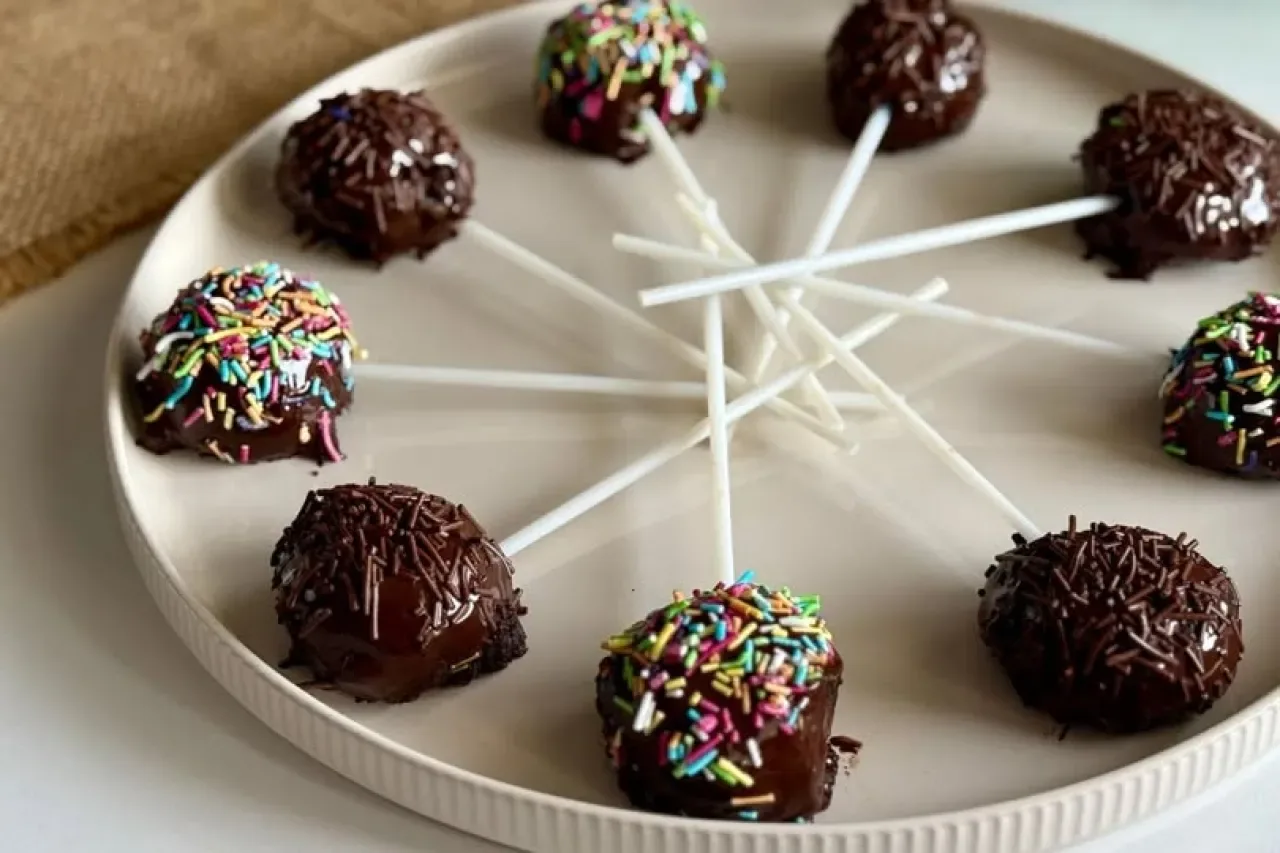 Lolipop Kek Tarifi: Özel Günlerin Yükselen Lezzet Trendi Lolipop Kek Tarifi: Özel Günlerin Yükselen Lezzet Trendi