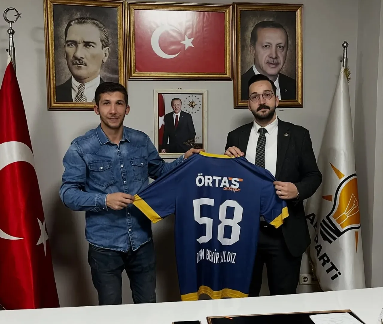 Ak Gençlik Küçükçekmece'de Futbol Takımı Formaları Hediye Edildi Ak Gençlik Küçükçekmece'de Futbol Takımı Formaları Hediye Edildi