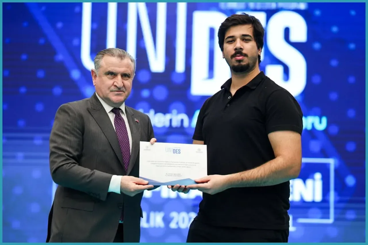 Türk-Alman Üniversitesi Öğrencileri, Bakan Bak'tan Sertifika Aldı Türk-Alman Üniversitesi Öğrencileri, Bakan Bak'tan Sertifika Aldı