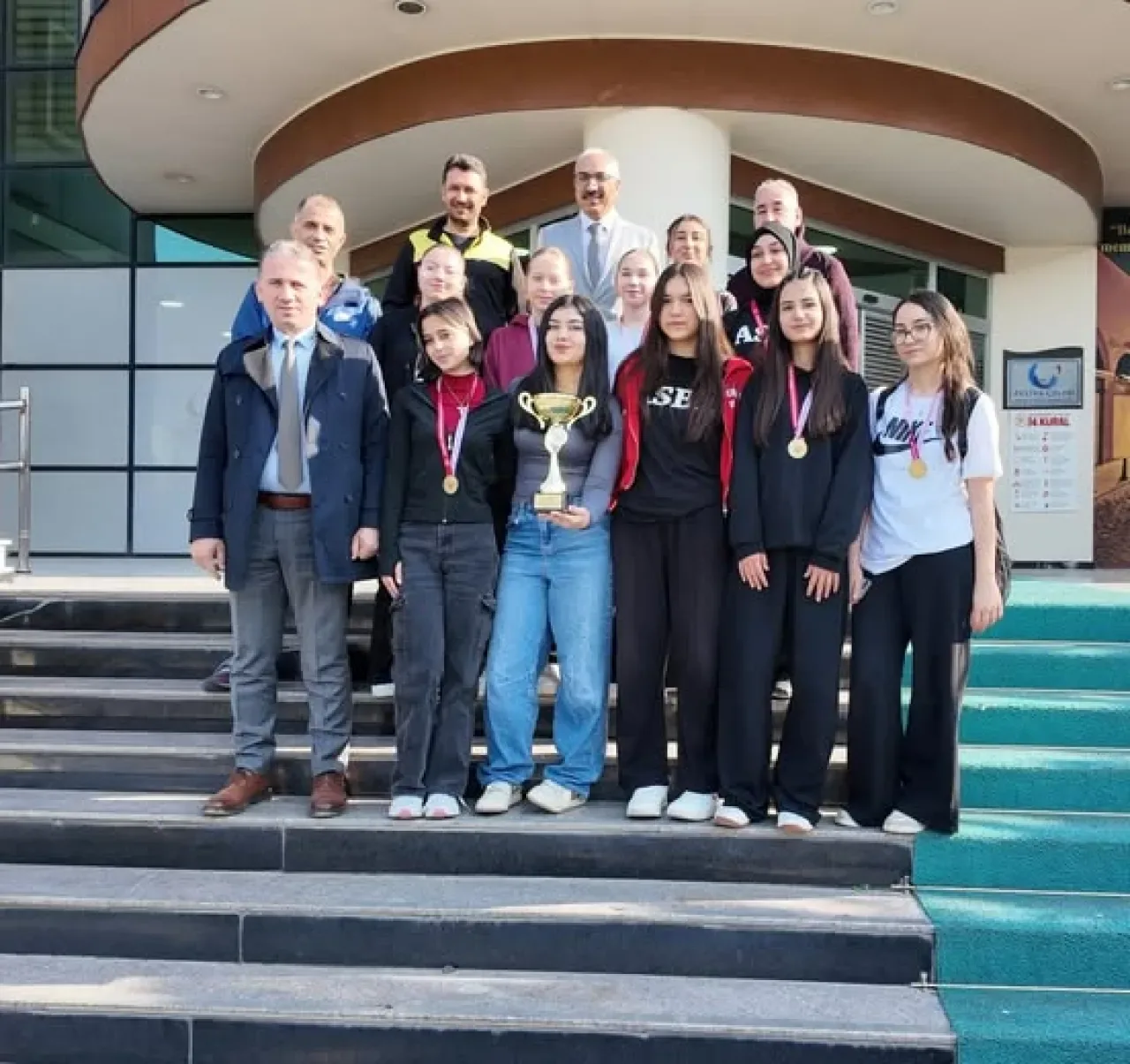 Adana Sarıçam'da Genç Sporcuların Voleybol Zaferi Adana Sarıçam'da Genç Sporcuların Voleybol Zaferi
