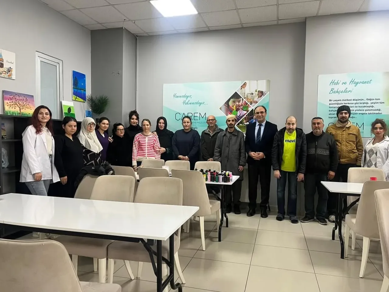 Silivri'de Anlamlı Buluşma: Engelli Bireyler ve Halk Eğitim Öğrencileri Sanatla Buluştu Silivri'de Anlamlı Buluşma: Engelli Bireyler ve Halk Eğitim Öğrencileri Sanatla Buluştu