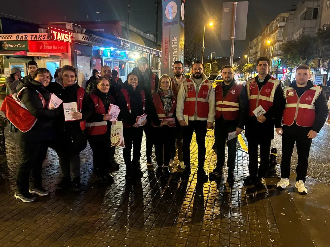 CHP Pendik Gençlik Kolları, İddianameyi Vatandaşlarla Paylaştı CHP Pendik Gençlik Kolları, İddianameyi Vatandaşlarla Paylaştı