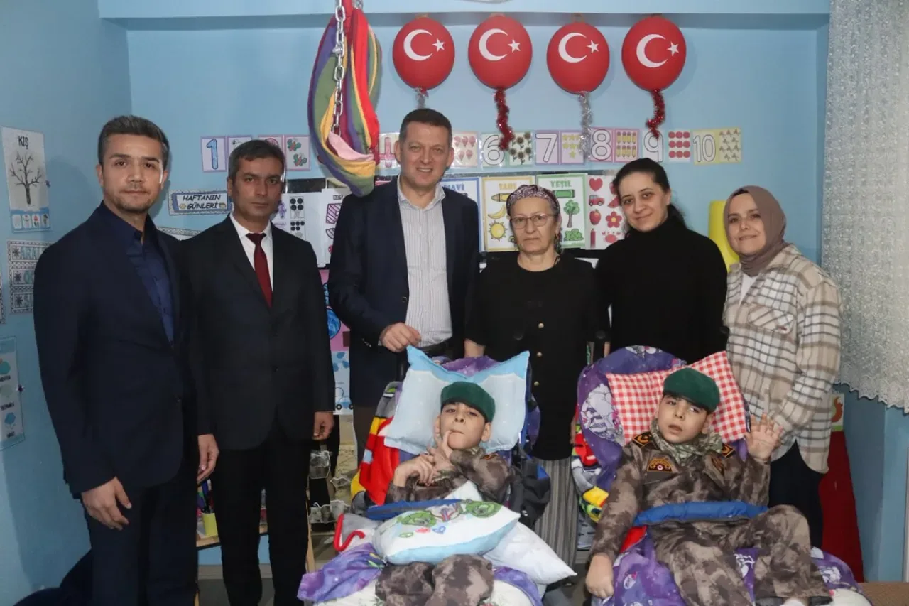 Beykoz'da Evde Eğitim Gören Öğrencilere Kaymakam Ürkmezer'den Moral Ziyareti Beykoz'da Evde Eğitim Gören Öğrencilere Kaymakam Ürkmezer'den Moral Ziyareti