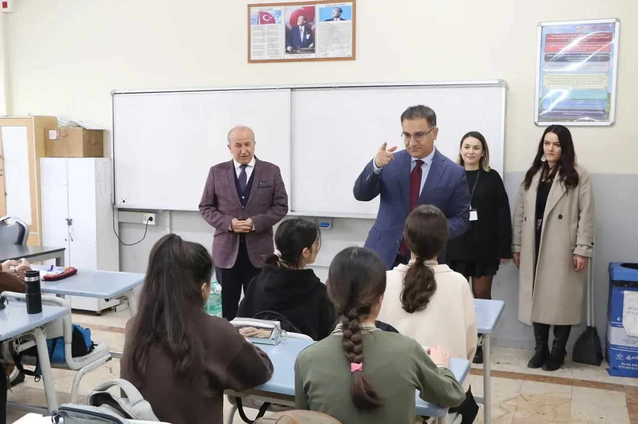Sancaktepe'de Eğitim Ziyareti: Kaymakam ve Milli Eğitim Müdürü Okullarda Sancaktepe'de Eğitim Ziyareti: Kaymakam ve Milli Eğitim Müdürü Okullarda