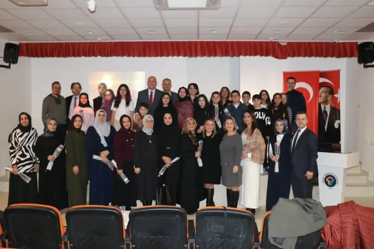 Aile ve Okul Buluşması: Başakşehir'de Anlamlı Şiir Dinletisi Aile ve Okul Buluşması: Başakşehir'de Anlamlı Şiir Dinletisi