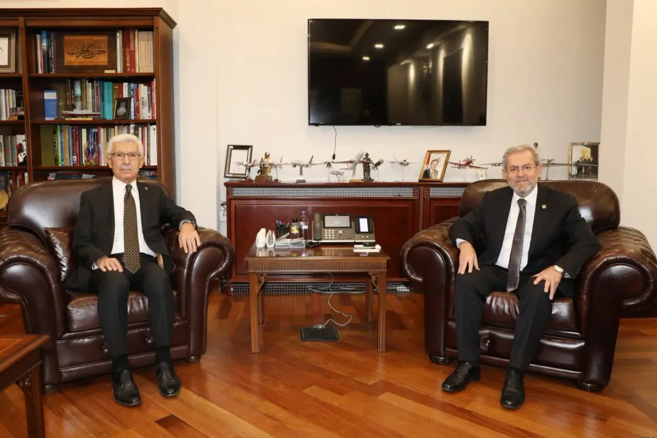 Ünüvar'dan Prof. Dr. Rıza Ayhan'a Teşekkür Ziyareti Ünüvar'dan Prof. Dr. Rıza Ayhan'a Teşekkür Ziyareti