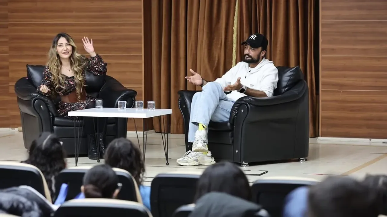 Fatih Ayhan, Sultangazi'de Sanat Akademisi Öğrencileriyle Buluştu Fatih Ayhan, Sultangazi'de Sanat Akademisi Öğrencileriyle Buluştu