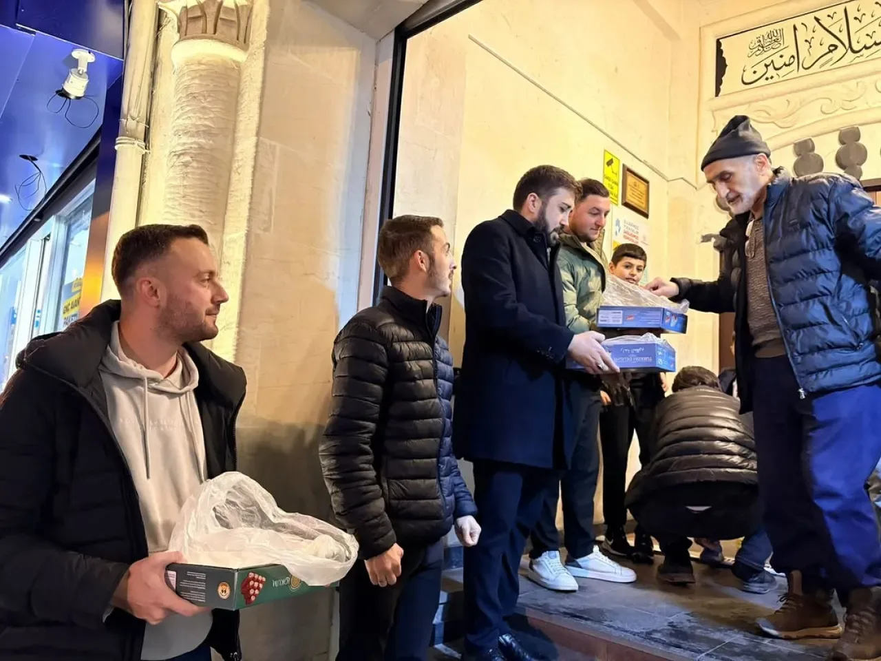 AK Gençlik Gebze'den Regaip Kandili'nde Lokum Dağıtımı AK Gençlik Gebze'den Regaip Kandili'nde Lokum Dağıtımı