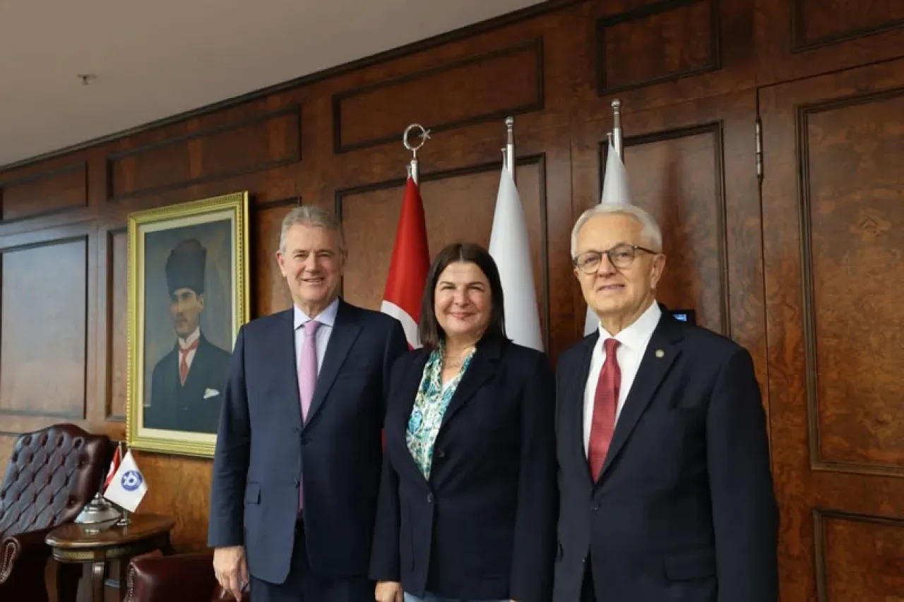 Foça Belediye Başkanı Saniye Bora Fıçı, İzmir Ticaret Odası Liderleriyle Görüştü Foça Belediye Başkanı Saniye Bora Fıçı, İzmir Ticaret Odası Liderleriyle Görüştü