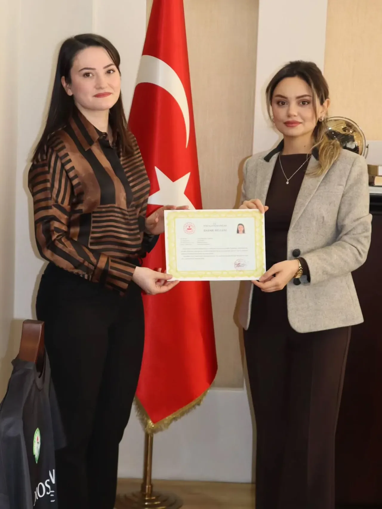 Feke'de Özverili Hekime Başarı Belgesi Feke'de Özverili Hekime Başarı Belgesi