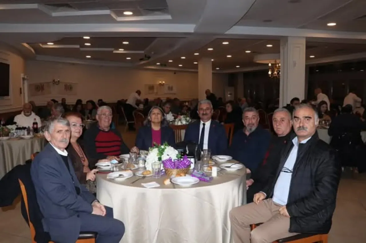 CHP'den Emeklilere Dayanışma Sözü: "İnsanca Yaşam Mücadelesinin Yanındayız" CHP'den Emeklilere Dayanışma Sözü: "İnsanca Yaşam Mücadelesinin Yanındayız"